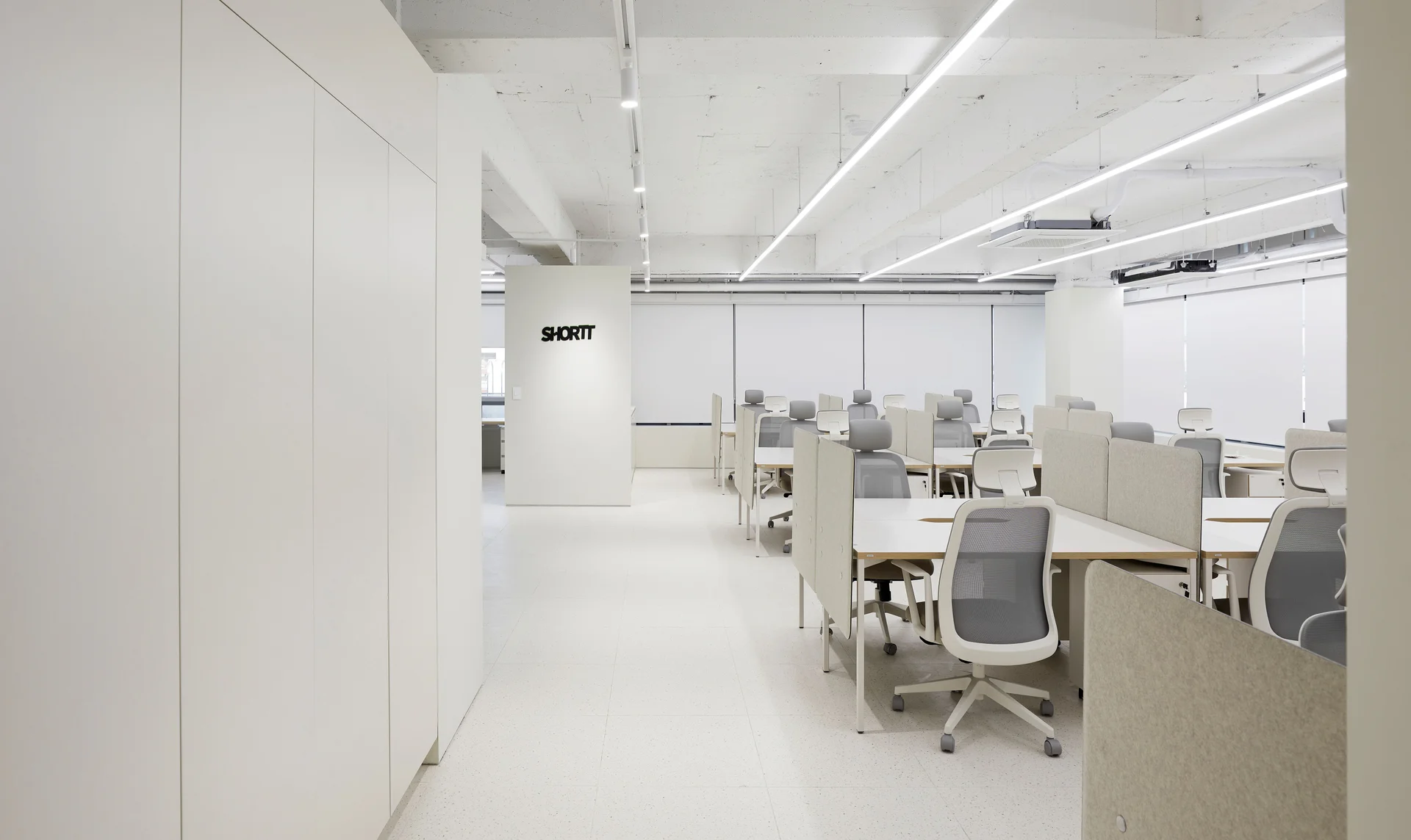 숏뜨 사무실 복도 인테리어