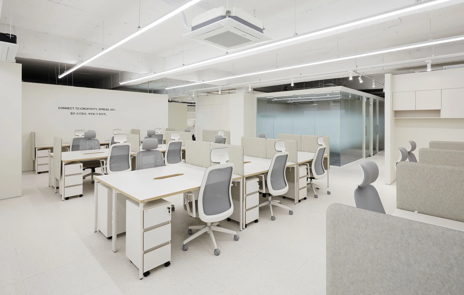 숏뜨 사무실 책상 배열 인테리어