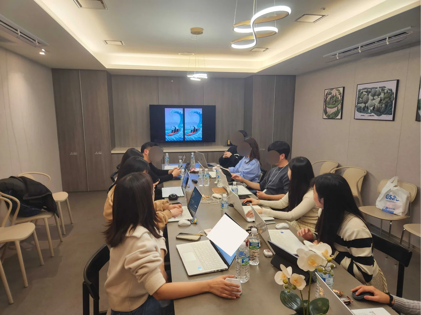 캐럿 기업용 AI 도입 후 전문가가 LG유플러스 마케팅팀에게 생성형 AI 광고 제작 노하우를 교육하는 멘토링 현장