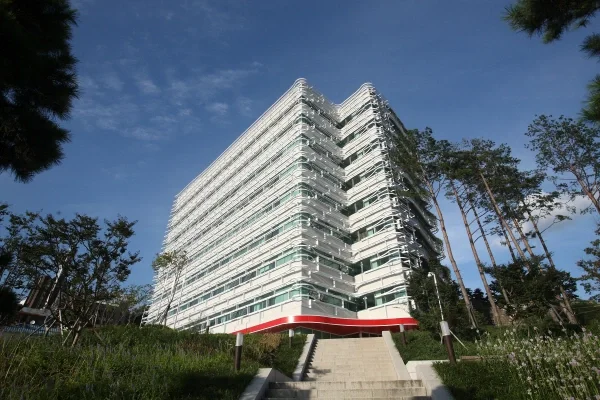 자연과 함께 어우러진 서울디자인재단 지원센터 외관으로, 공공기관으로서 안정된 운영 환경을 보여줌