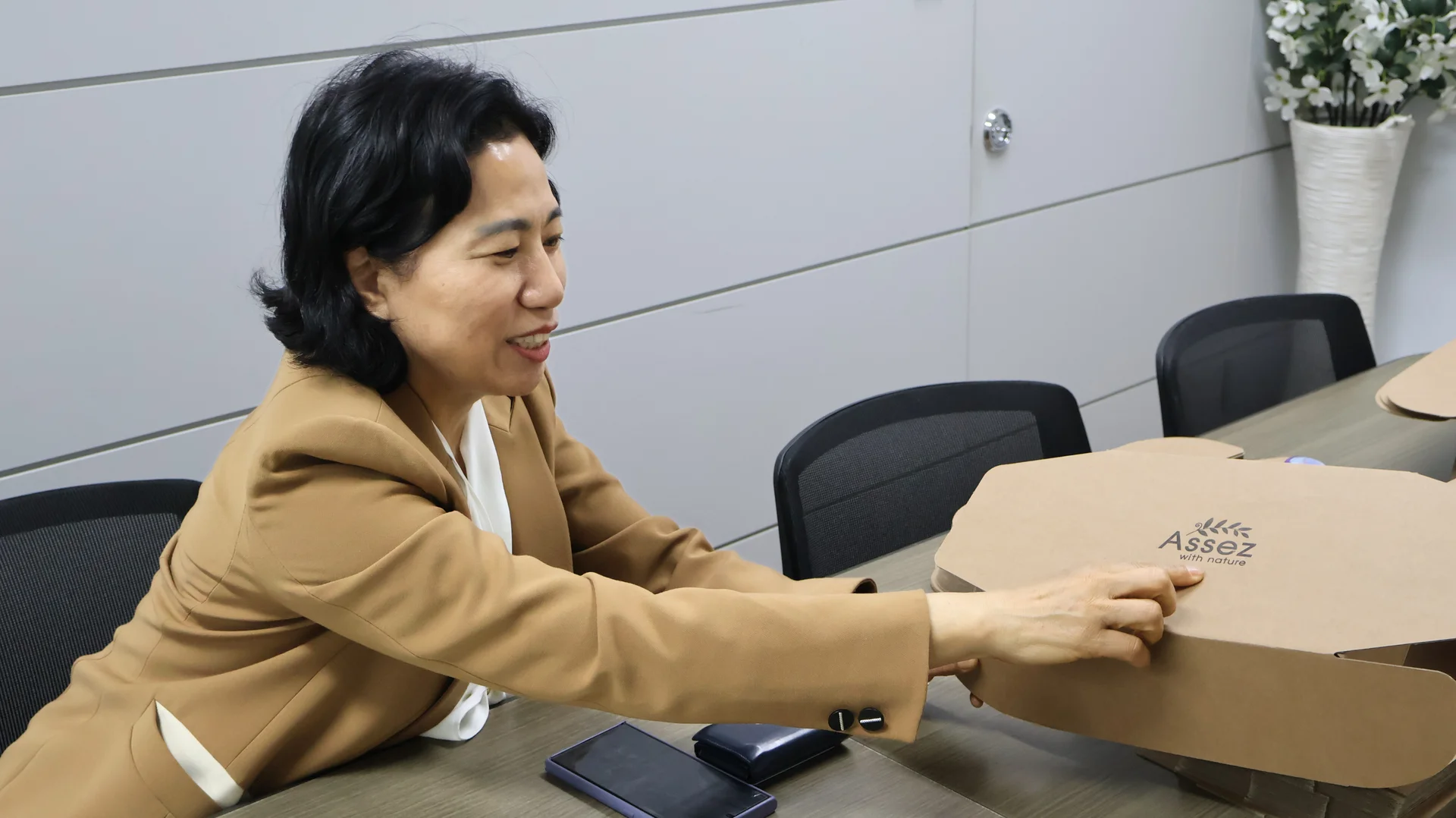 코팅되지 않은 아세즈의 포장재를 보여주는 박성희 대표