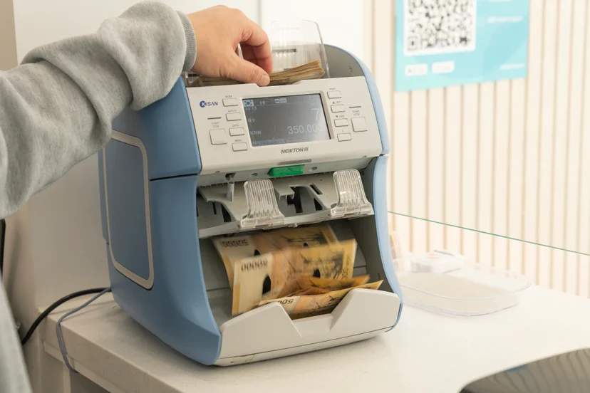Transparent currency exchange with a reliable counter system