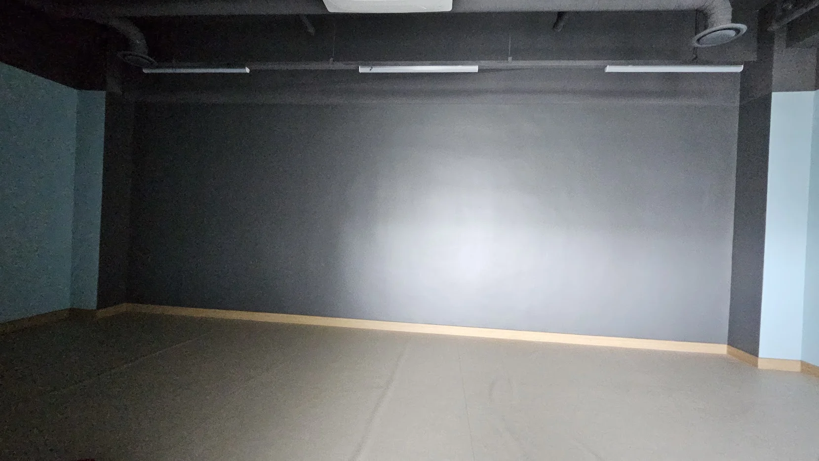 스크린페인트가 적용된 이은학교의 대형 벽면