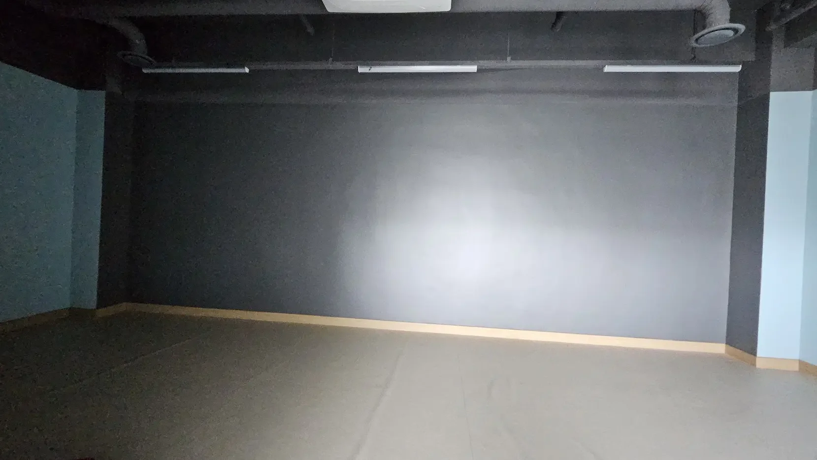 The large wall at Lee Eun School coated with screen paint