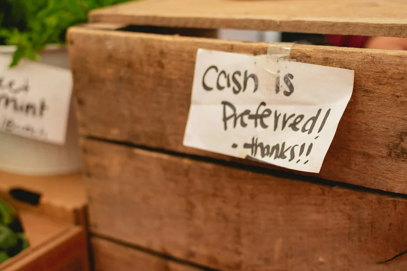A store that says it only accepts cash