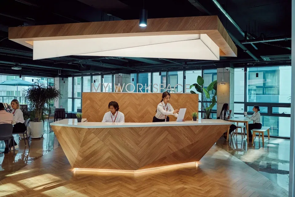 마이워크스페이스 강남점 프론트데스크에서 직원이 고객을 응대하는 모습