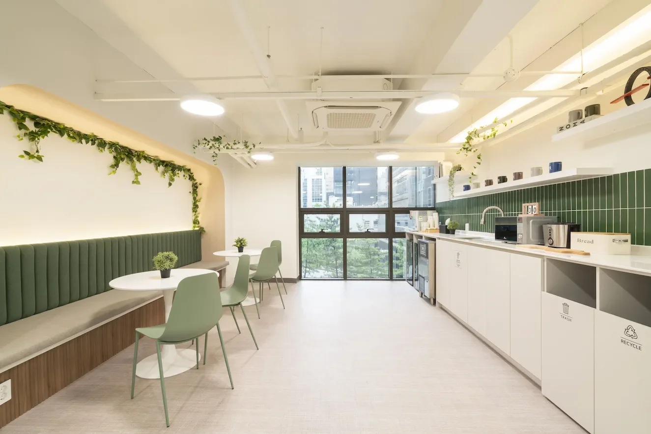 마이워크스페이스 강남 테헤란로점 공유 키친 및 라운지 공간 전경