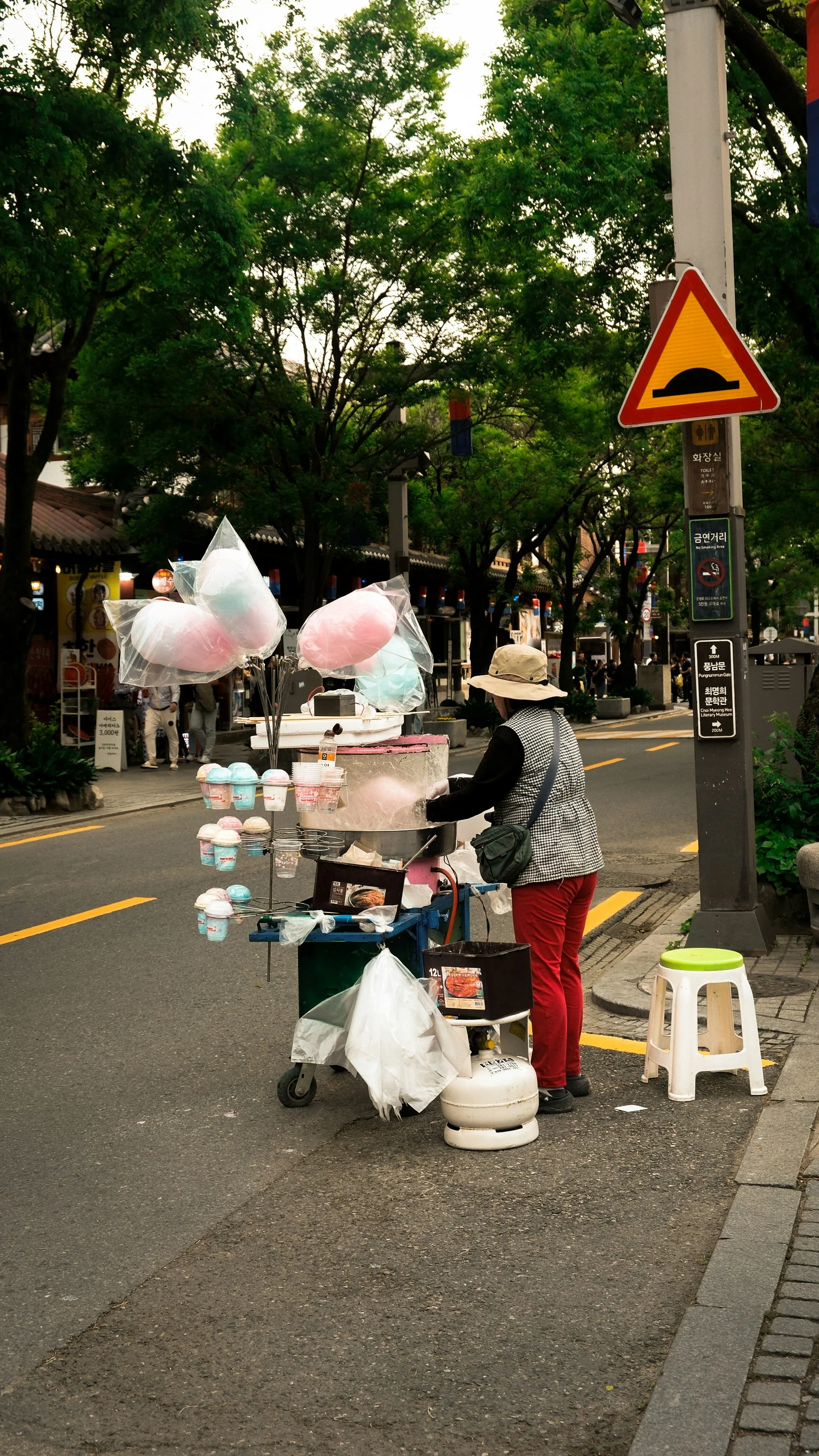A street vendor in South Korea selling cotton candy.