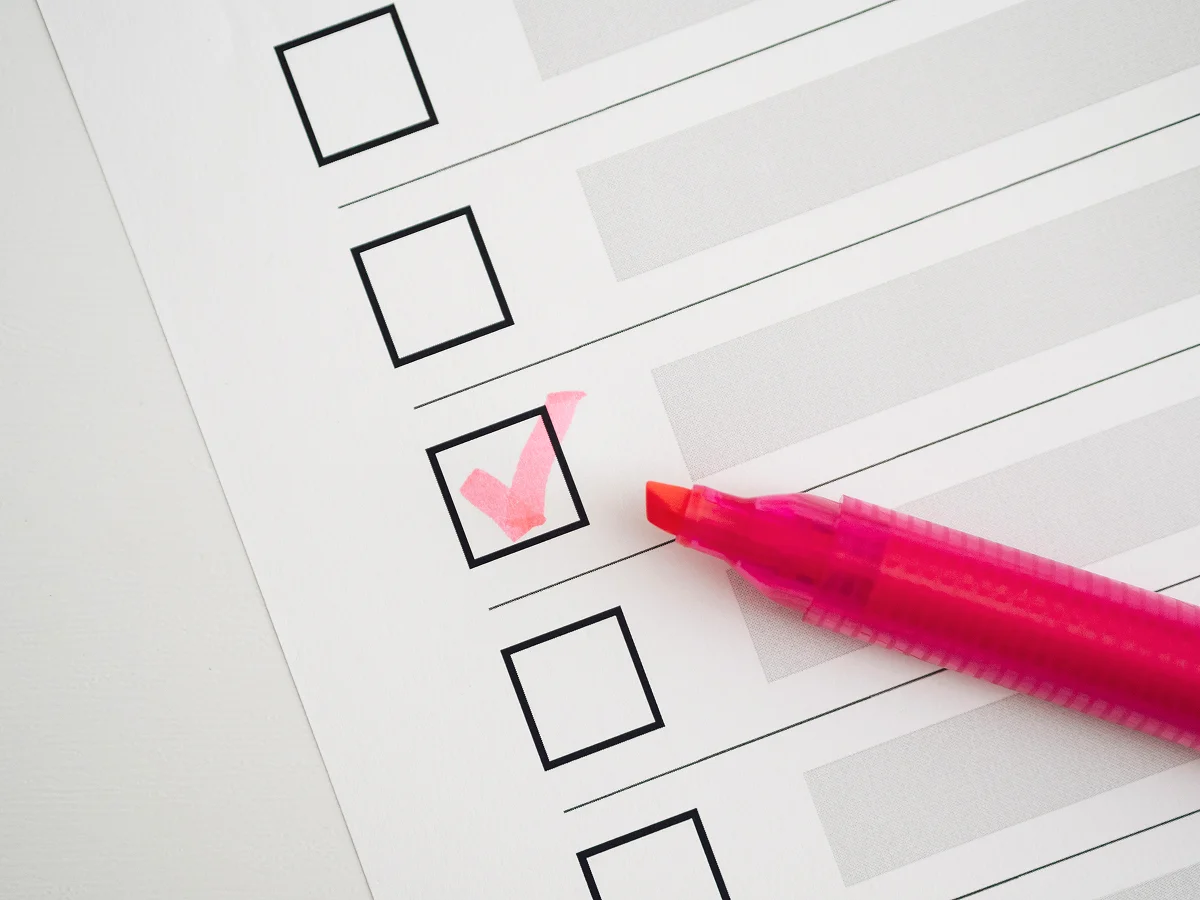 체크리스트 상자에 형광펜으로 체크 표시를 한 이미지. 공동구매 운영 방식 선택 시 고려할 사항을 상징적으로 표현