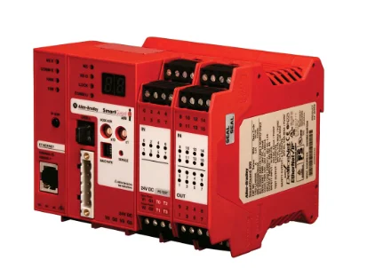 Allen-Bradley 440C-CR30 안전 컨트롤러 실물 이미지. 이더넷 포트와 다채널 입출력 터미널이 보이는 적색 하우징의 안전 제어 장치