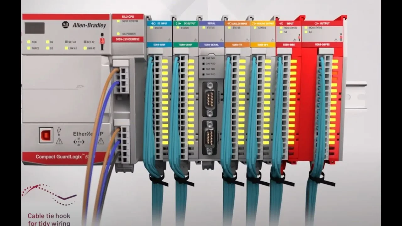 Compact GuardLogix 5380 PLC와 다양한 입출력 모듈이 연결된 Rockwell Automation 제어 시스템 구성도. Safety IO 모듈과 일반 IO 모듈이 함께 설치된 산업 자동화 패널 모습.