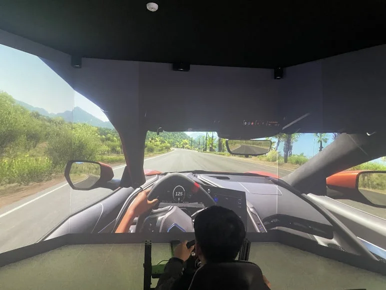 3면 몰입형 스크린