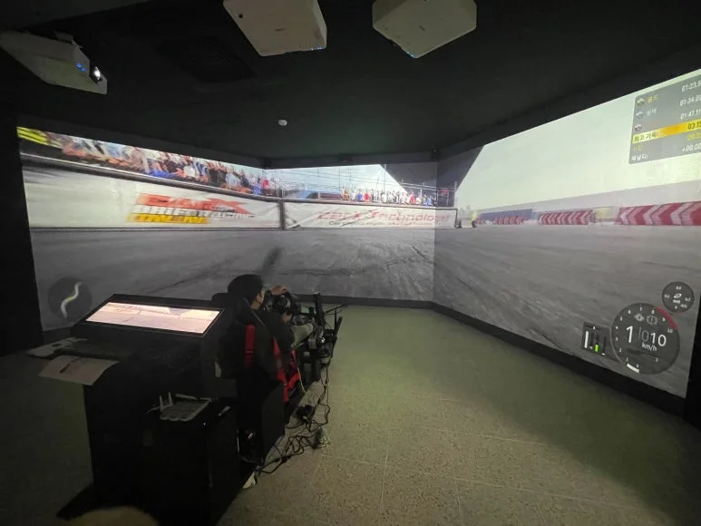 3면 몰입형 스크린으로 경험하는 시뮬레이터 게임