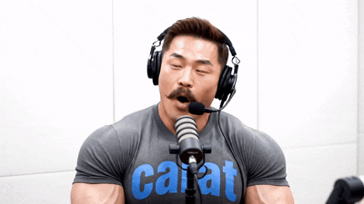 캐럿 AI와 구글 비오(VEO3)로 생성된, 방송용 헤드셋을 쓴 진행자가 말하는 '보이는 팟캐스트' 영상 결과물