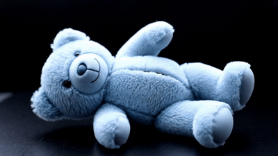 캐럿 AI로 생성한, 칼로 자른 곰인형 안에서 유리구슬이 쏟아져 나오는 초현실적 '보이는 ASMR' 영상