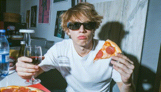 에너지에 휩싸인 캐릭터가 초사이언 변신을 하듯 황금빛 오오라를 뿜으며 머리카락이 위로 솟구친다. 배경은 어둡고 격렬한 전기 효과와 함께 역동적인 포즈가 강조된다.