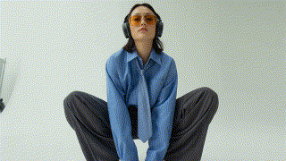 하늘색 톤의 배경에서 날개를 단 캐릭터가 천사처럼 떠오르는 장면. 부드러운 빛과 슬로우 모션 효과가 신비로운 분위기를 자아내며, 캐릭터는 고요한 표정으로 하늘을 바라본다.