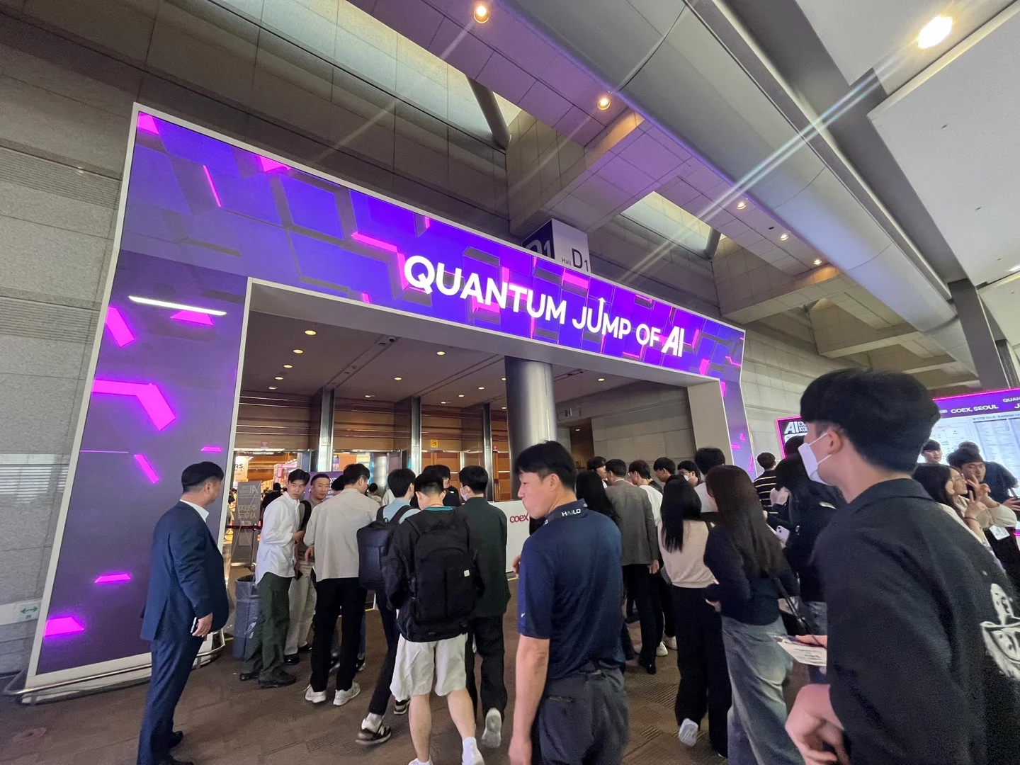 AI 엑스포 2024 전시회에 입장하기 위해 줄을 서있는 인파