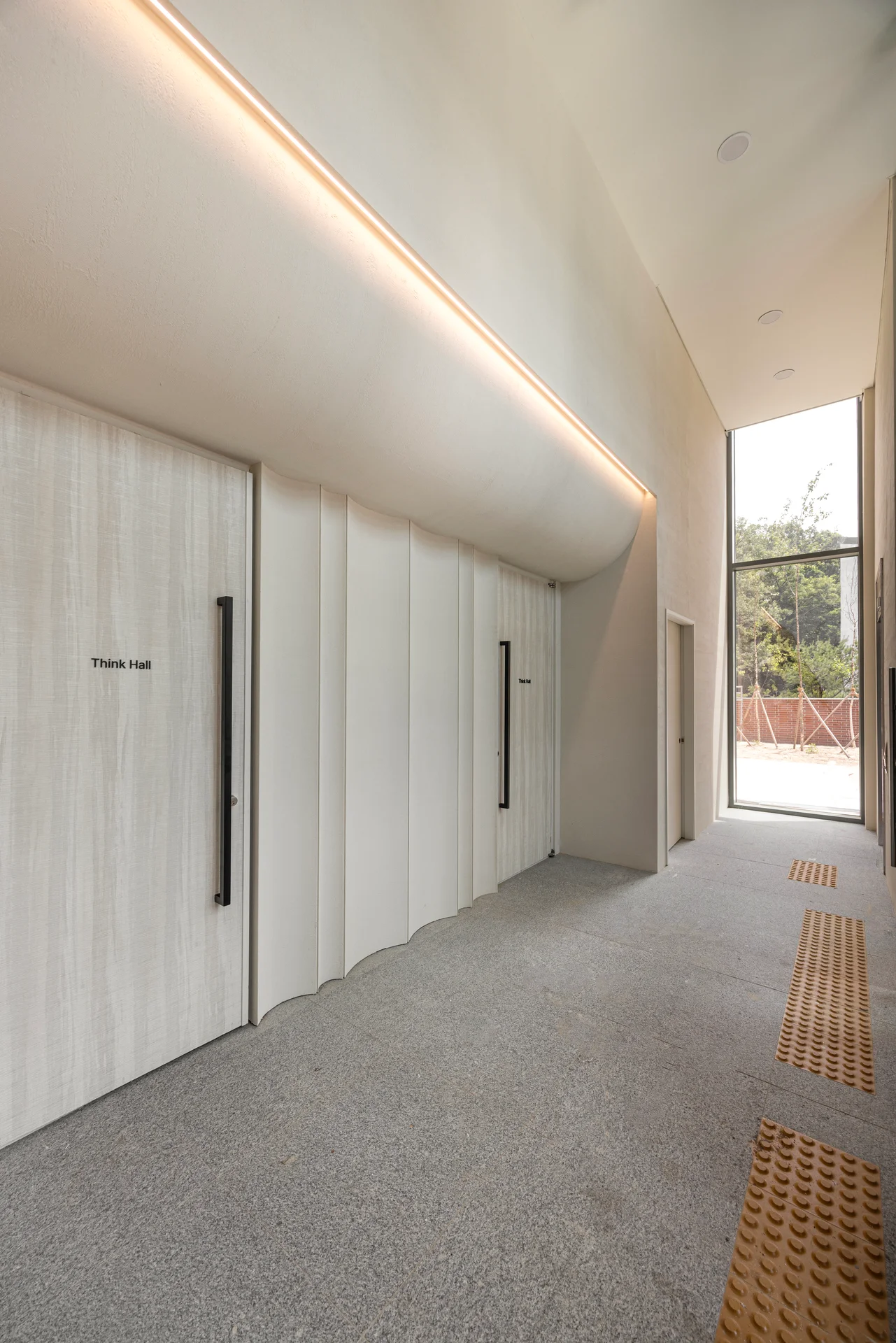 QTM 판교 신사옥 강당 입구