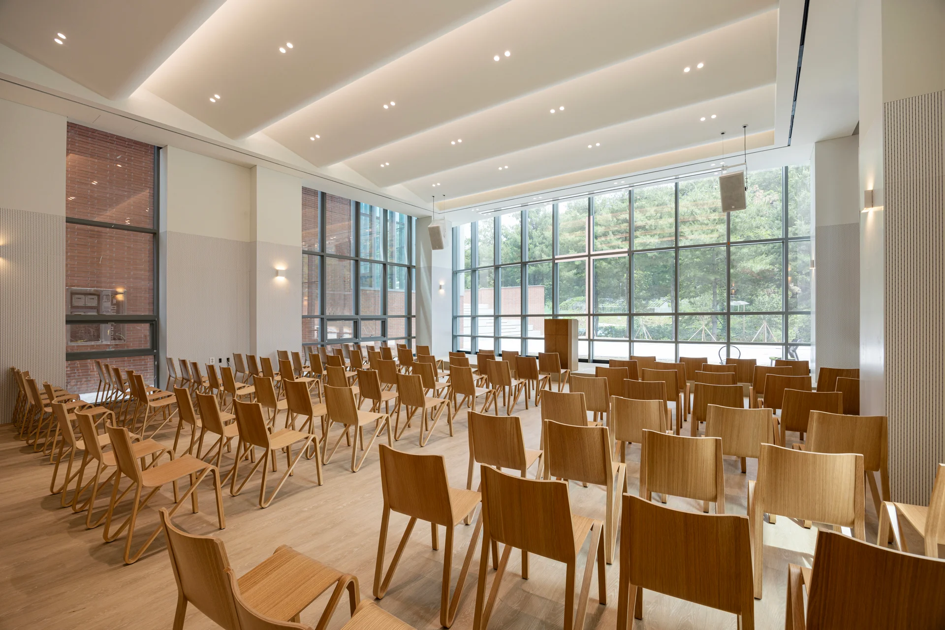 QTM 판교 신사옥 강당 내부 측면