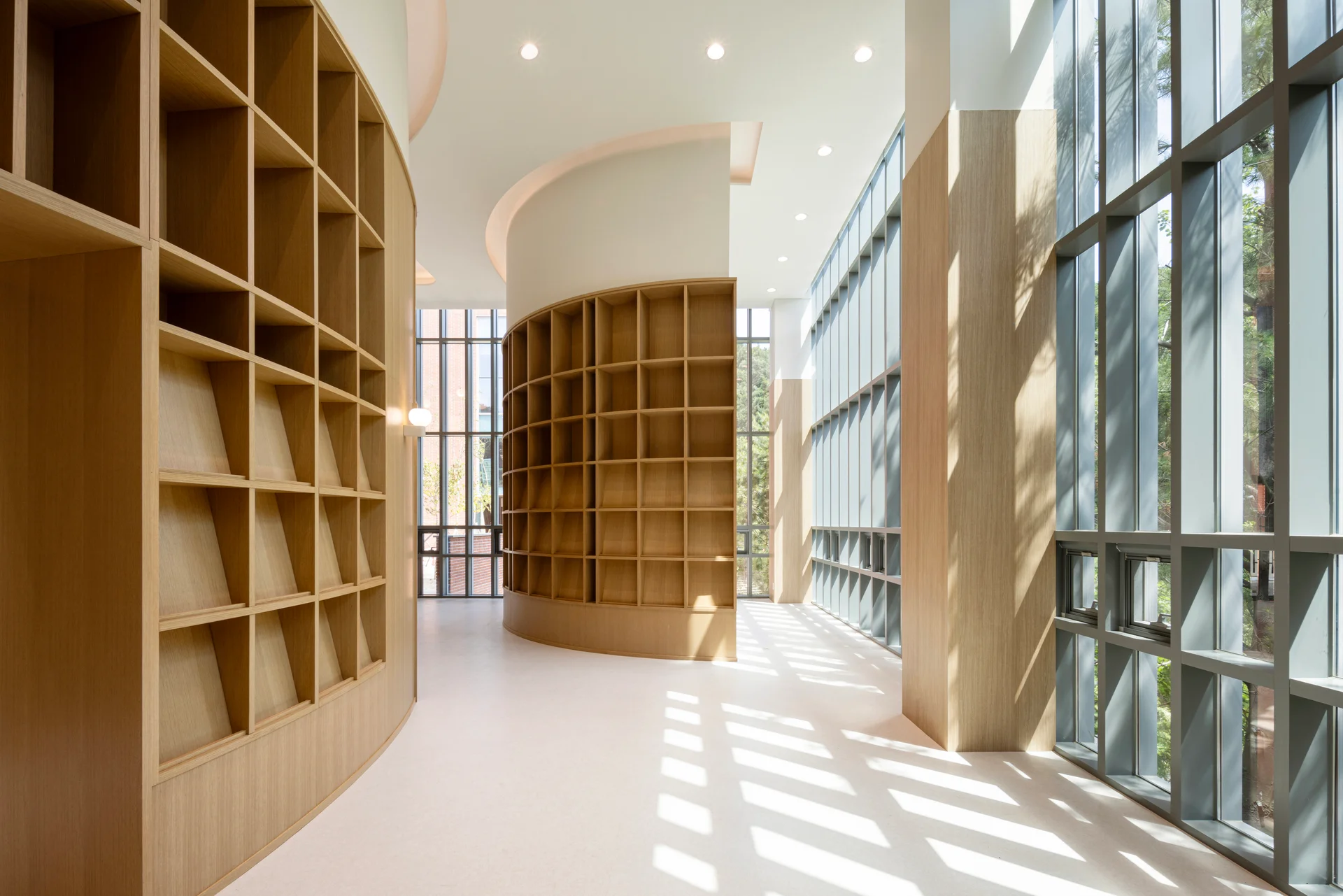 QTM 판교 신사옥 전시실 기둥 활용