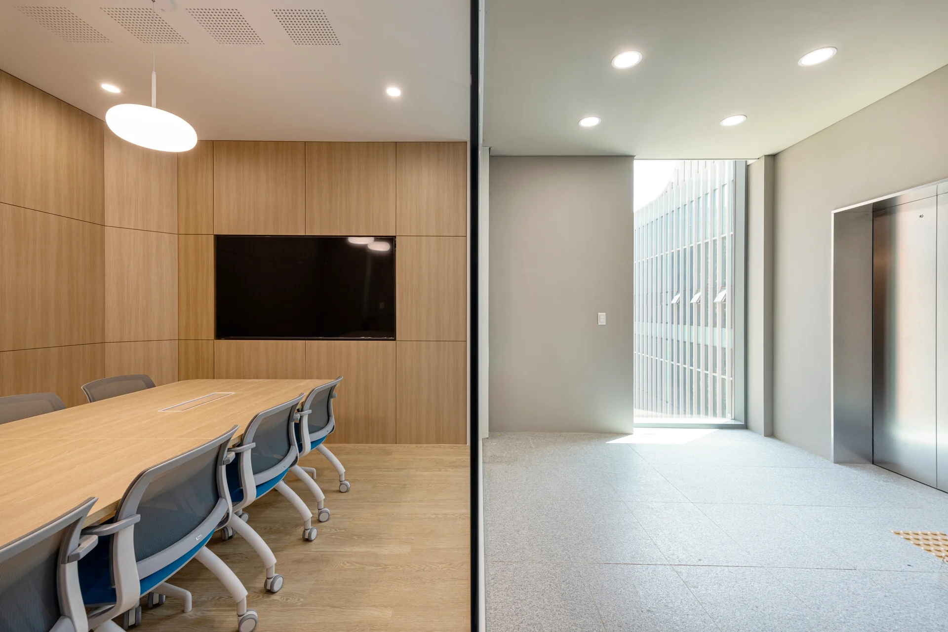 QTM 판교 신사옥 회의실과 복도