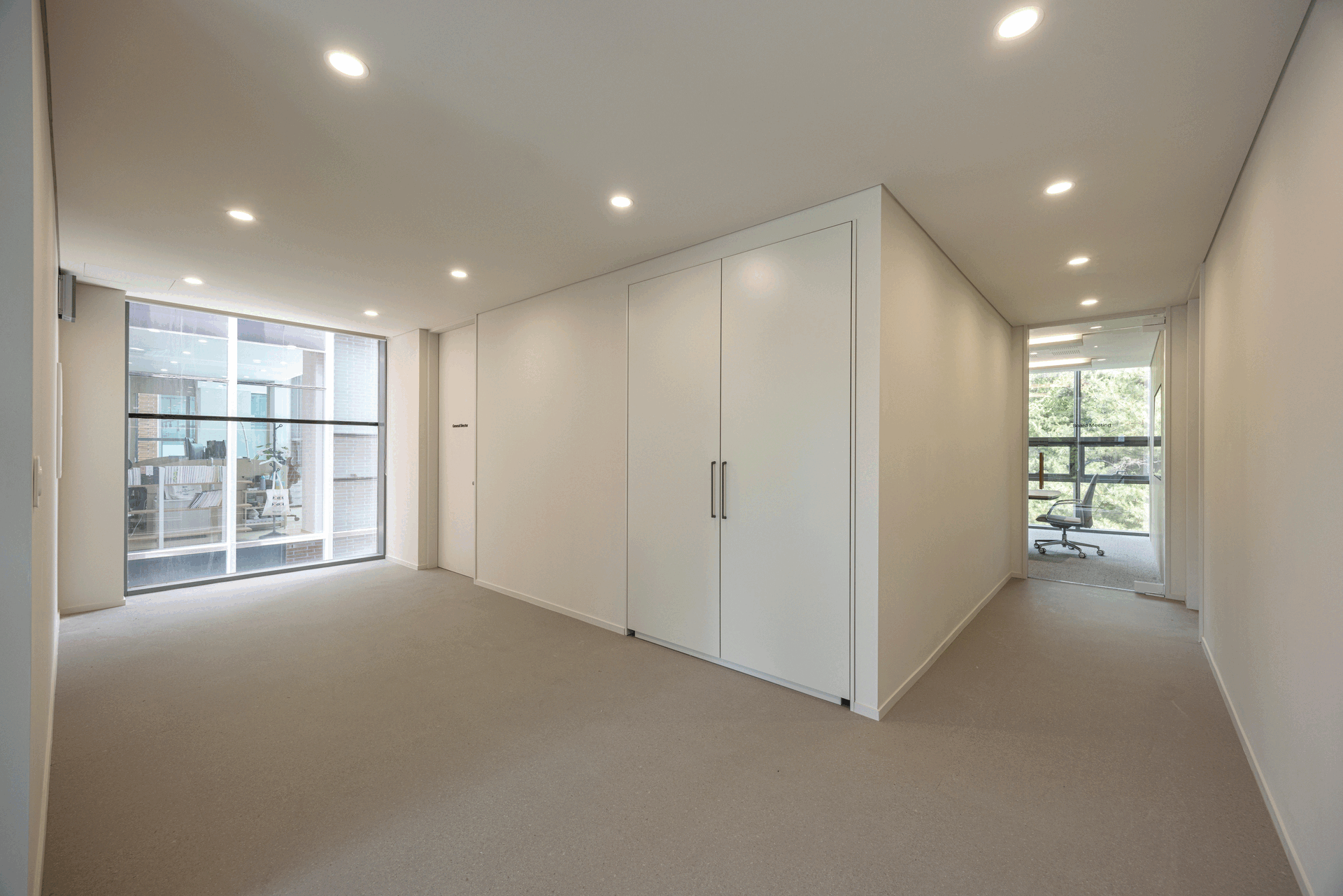 포켓 도어로 숨겨진 캔틴 바