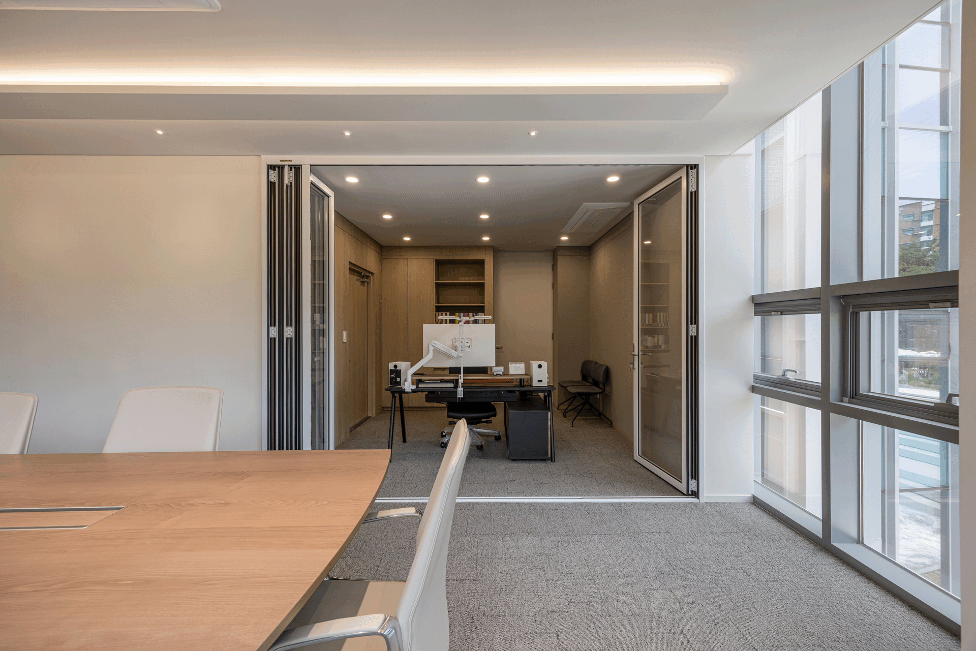 비서장실과 폴딩도어로 연결된 회의실