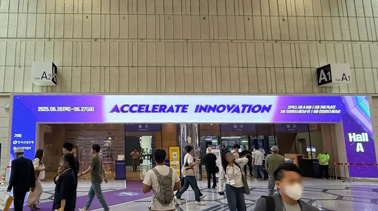 넥스트라이즈 2025 서울 행사장 입구 전경. 실무 중심 SaaS 및 도메인 특화형 AI 흐름을 직접 볼 수 있는 B2B 스타트업 박람회 현장