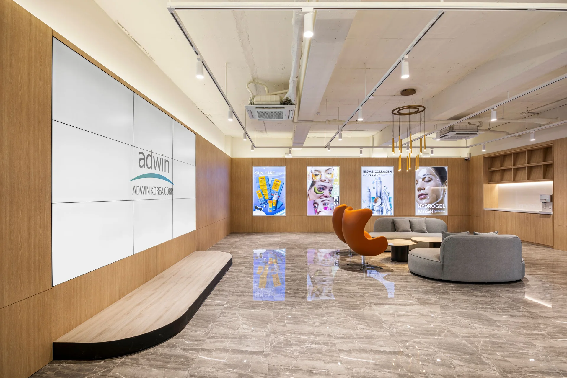 애드윈코리아 사무실 라운지 대형 디스플레이