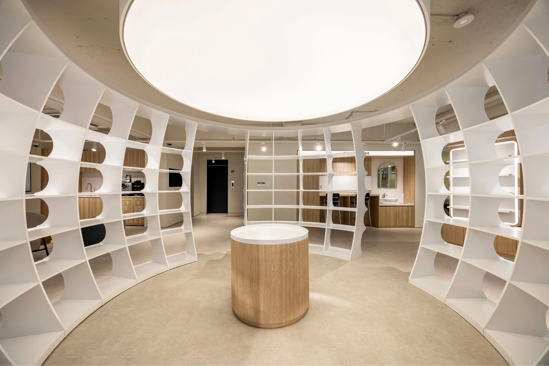 애드윈코리아 사무실 쇼룸 바리솔 조명 아래 전시대