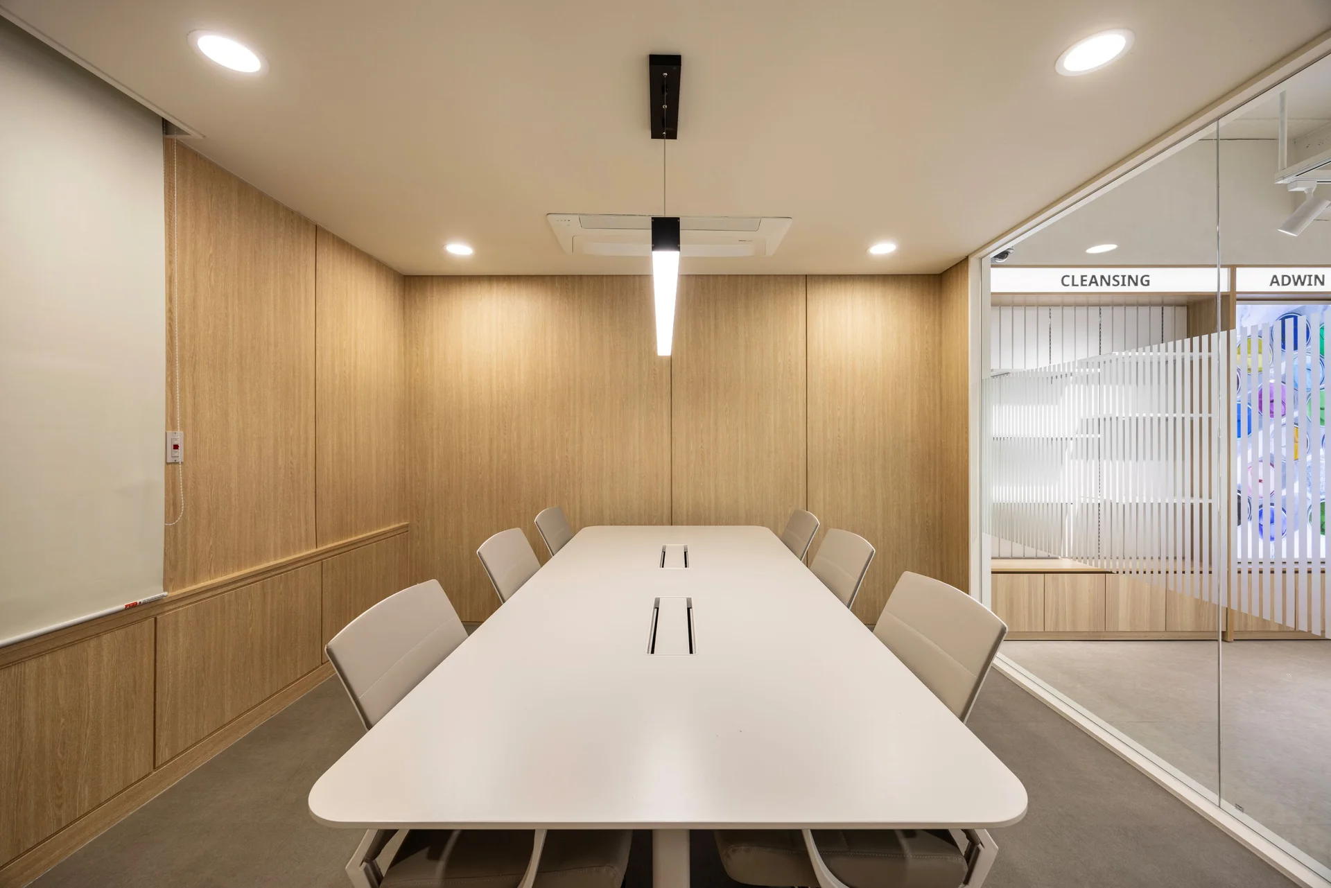 애드윈코리아 사무실 쇼룸 내 회의실 인테리어