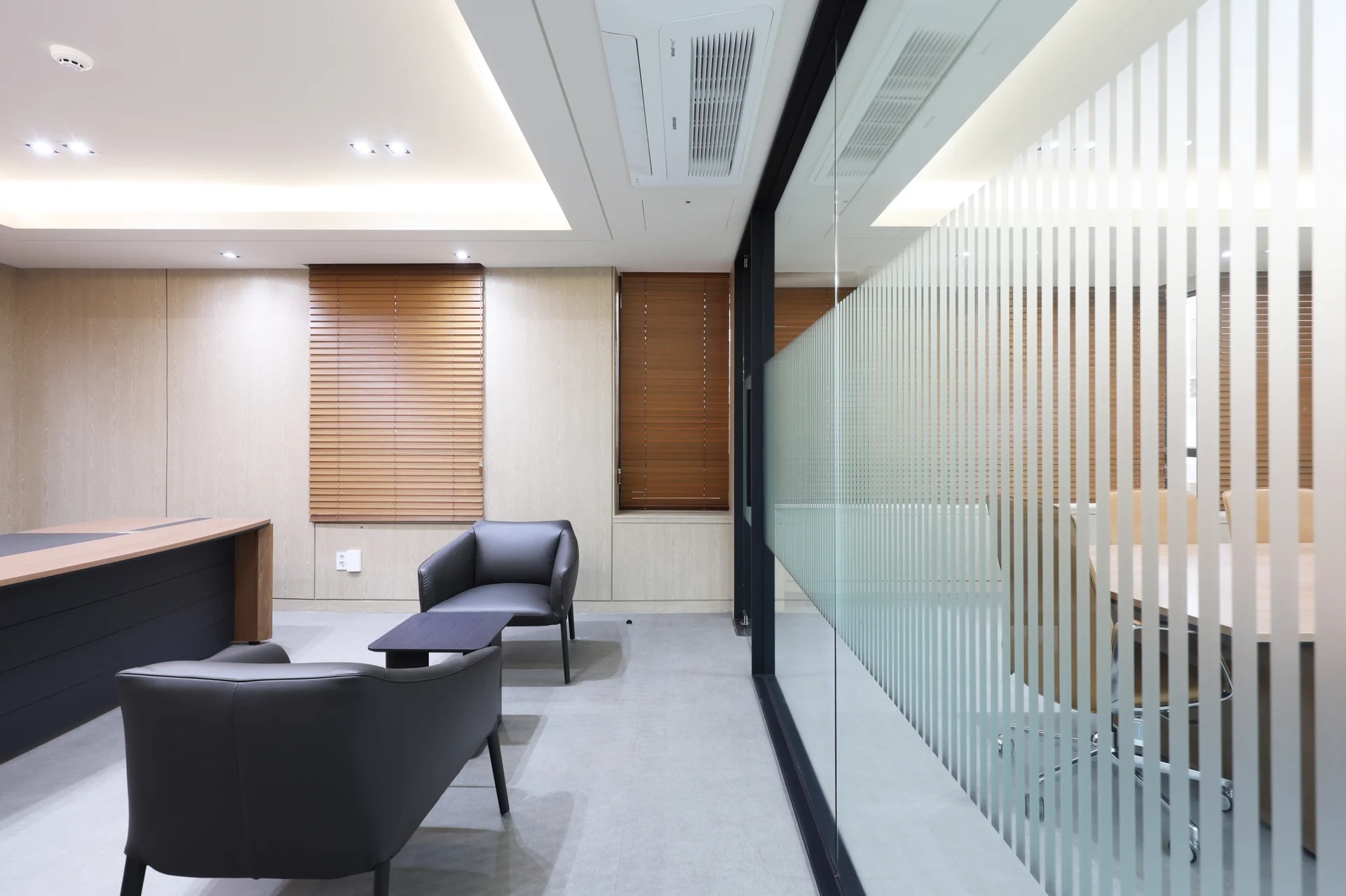 애드윈코리아 대표실 소파 존 전경