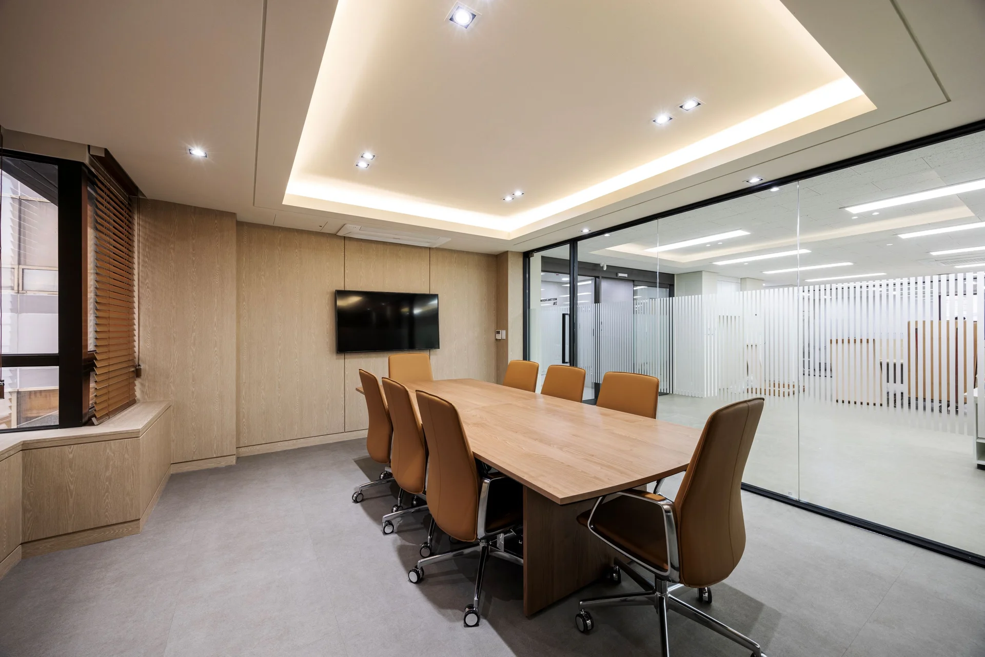 애드윈코리아 대표실과 연결된 회의실 인테리어