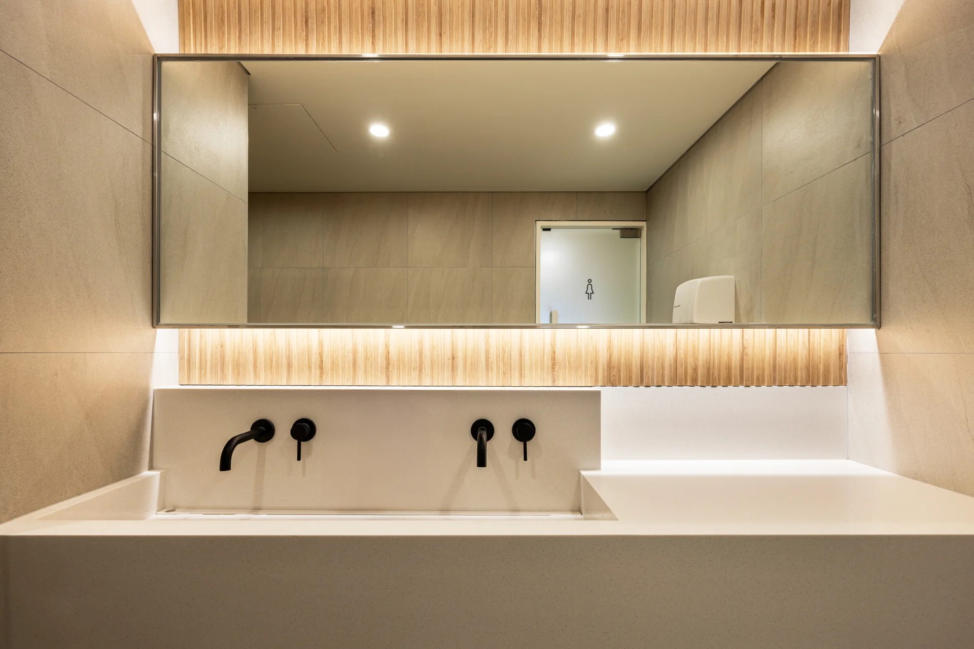 애드윈코리아 고급스러운 화장실 인테리어 전경