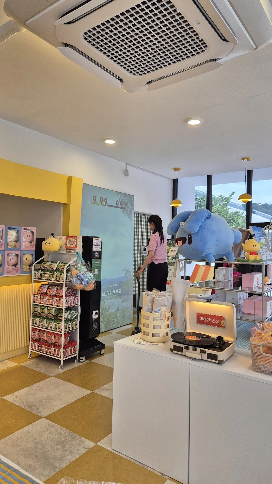 Digital Hiking with a Vertical Screen Kiosk