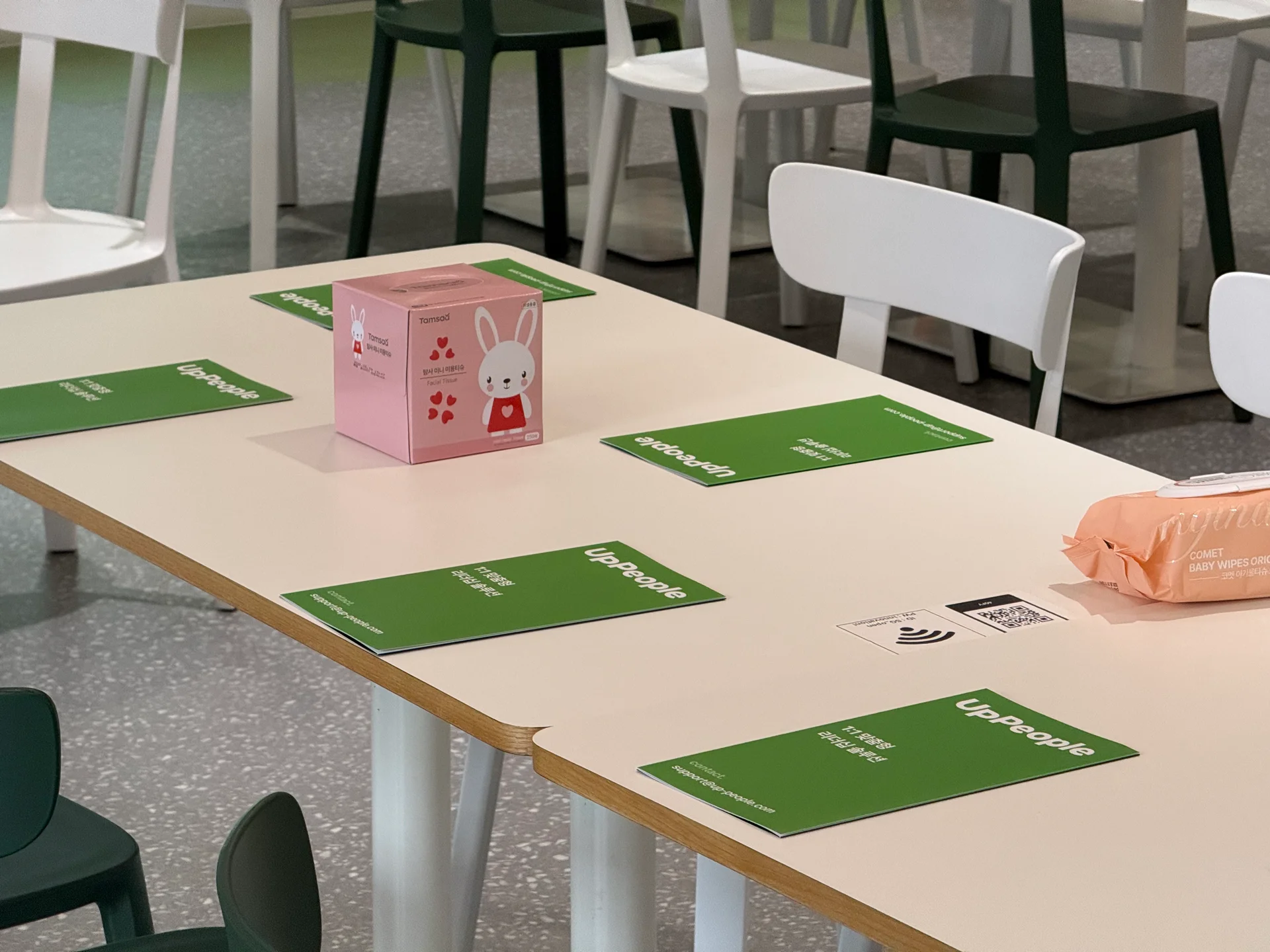 역삼 오렌지플래닛 4층, 세미나가 시작되기 전 흰 책상 위에 업피플 팜플렛이 놓여있다.