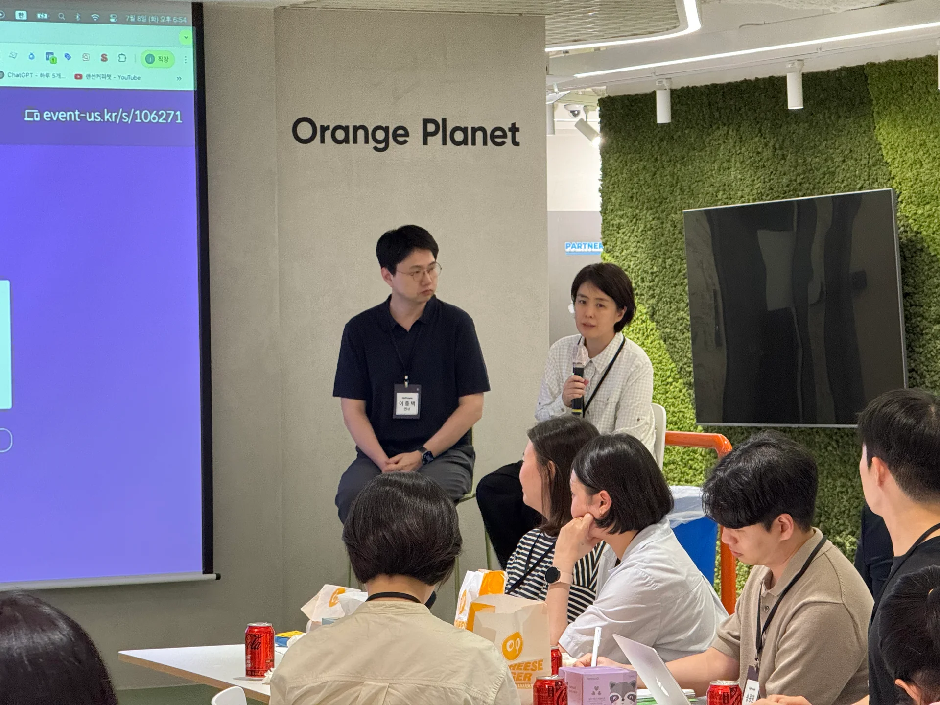 40FY 이종택 CSO와 김유리 코치가 단상 위 의자에 나란히 앉아 Q&A 세션을 진행하고 있다. 김유리 코치는 마이크를 잡고 답변 중이다.