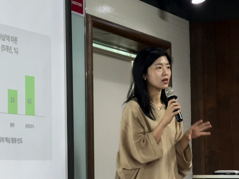 업피플의 문우리 대표가 스푼랩스 팀리드 세션 현장에서 단상에 올라 마이크를 잡고 교육을 진행하고 있다.