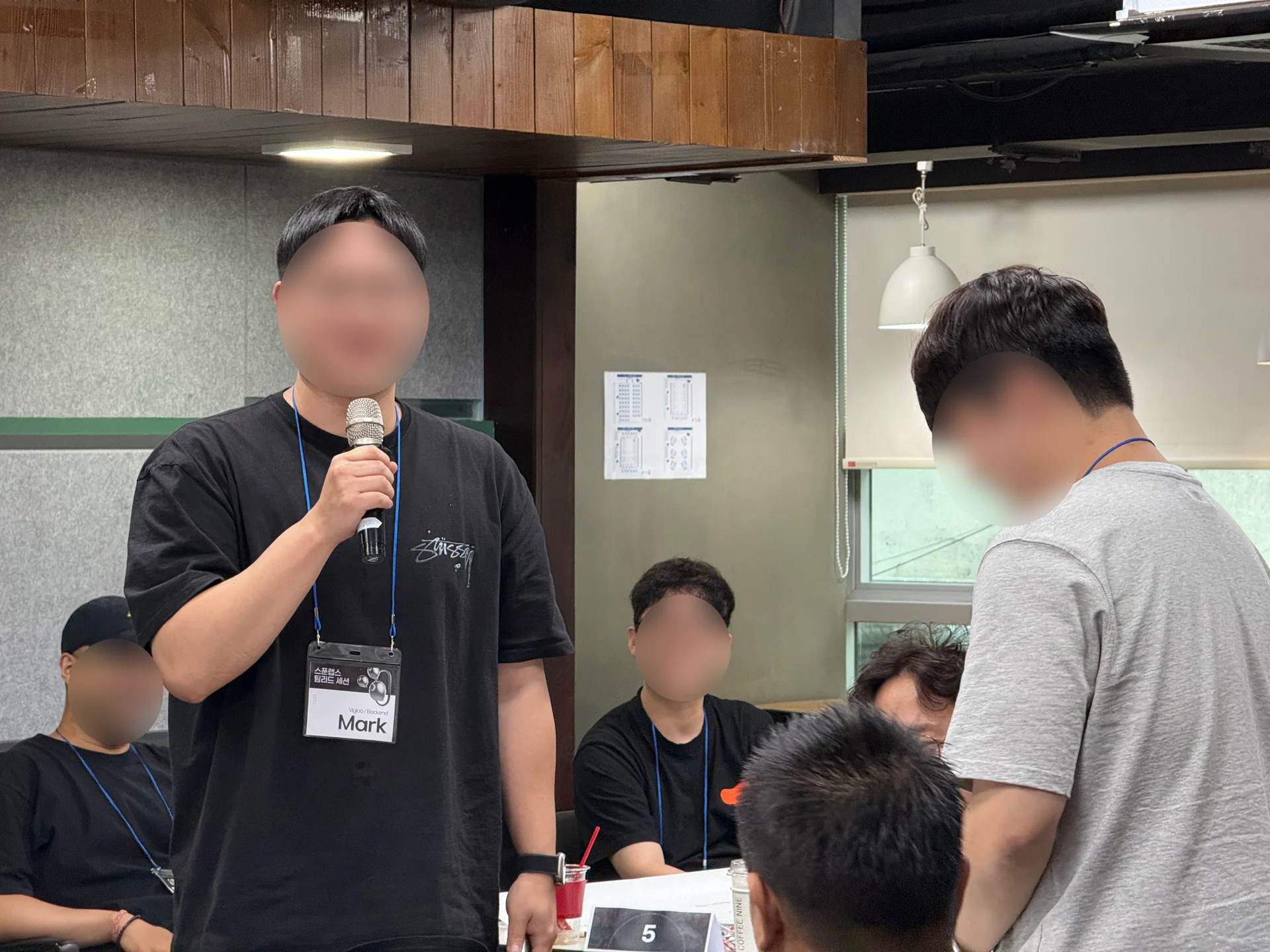 업피플 리더십 워크샵의 실습 액티비티 중 하나인 롤플레잉이 진행되고 있다.