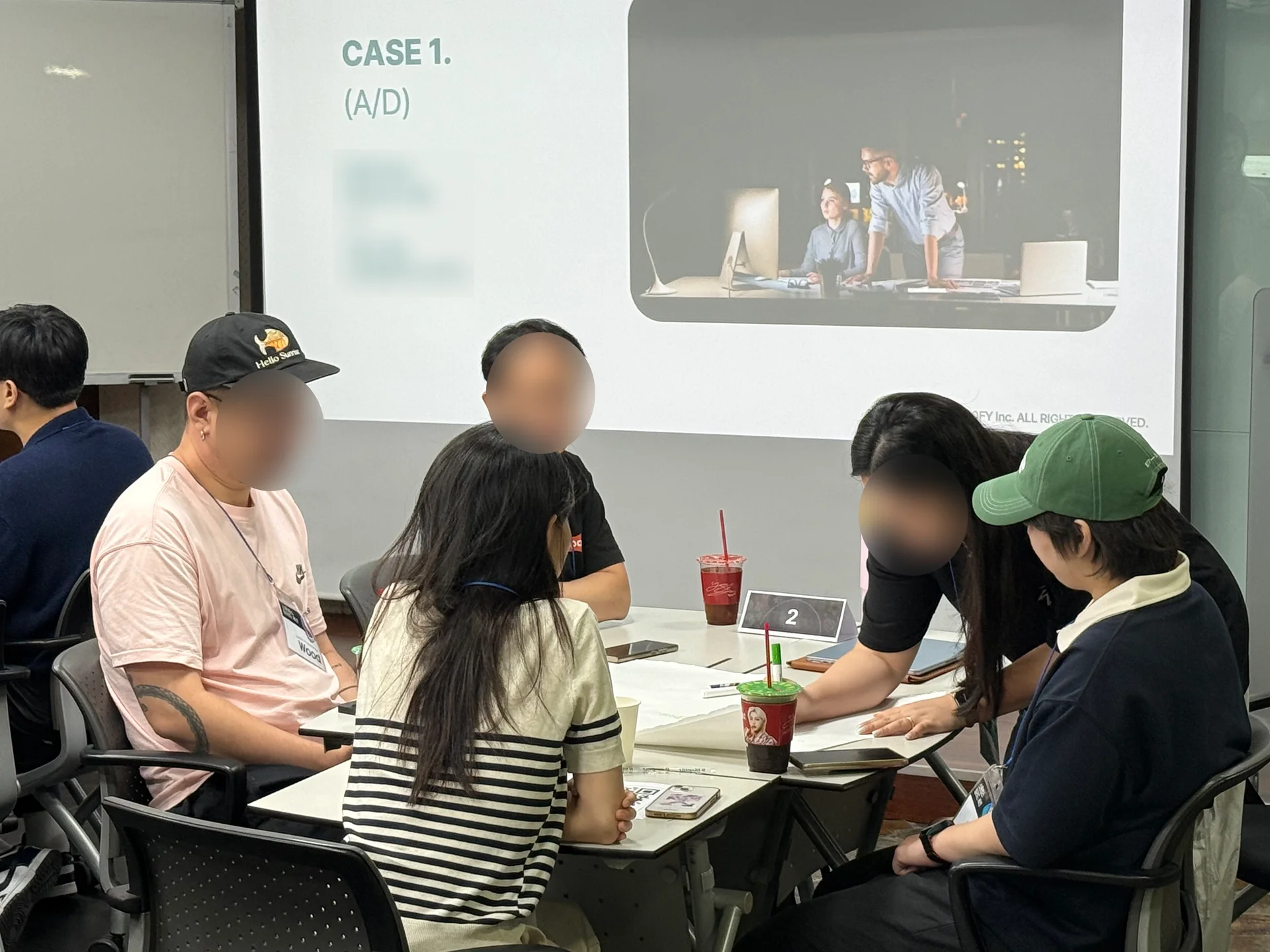 리더십 교육에서 조별활동을 통해 활발한 토의가 이루어지고 있다.