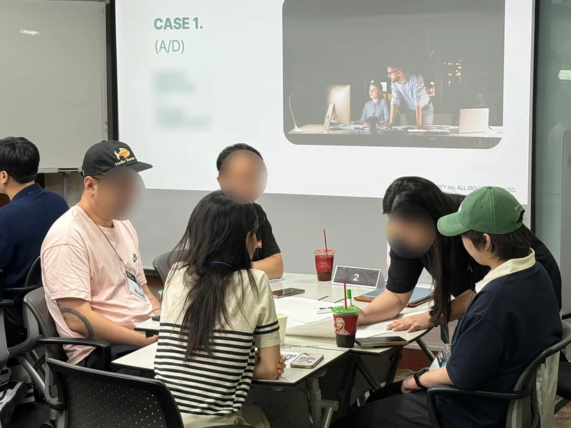 리더십 교육에서 조별활동을 통해 활발한 토의가 이루어지고 있다.