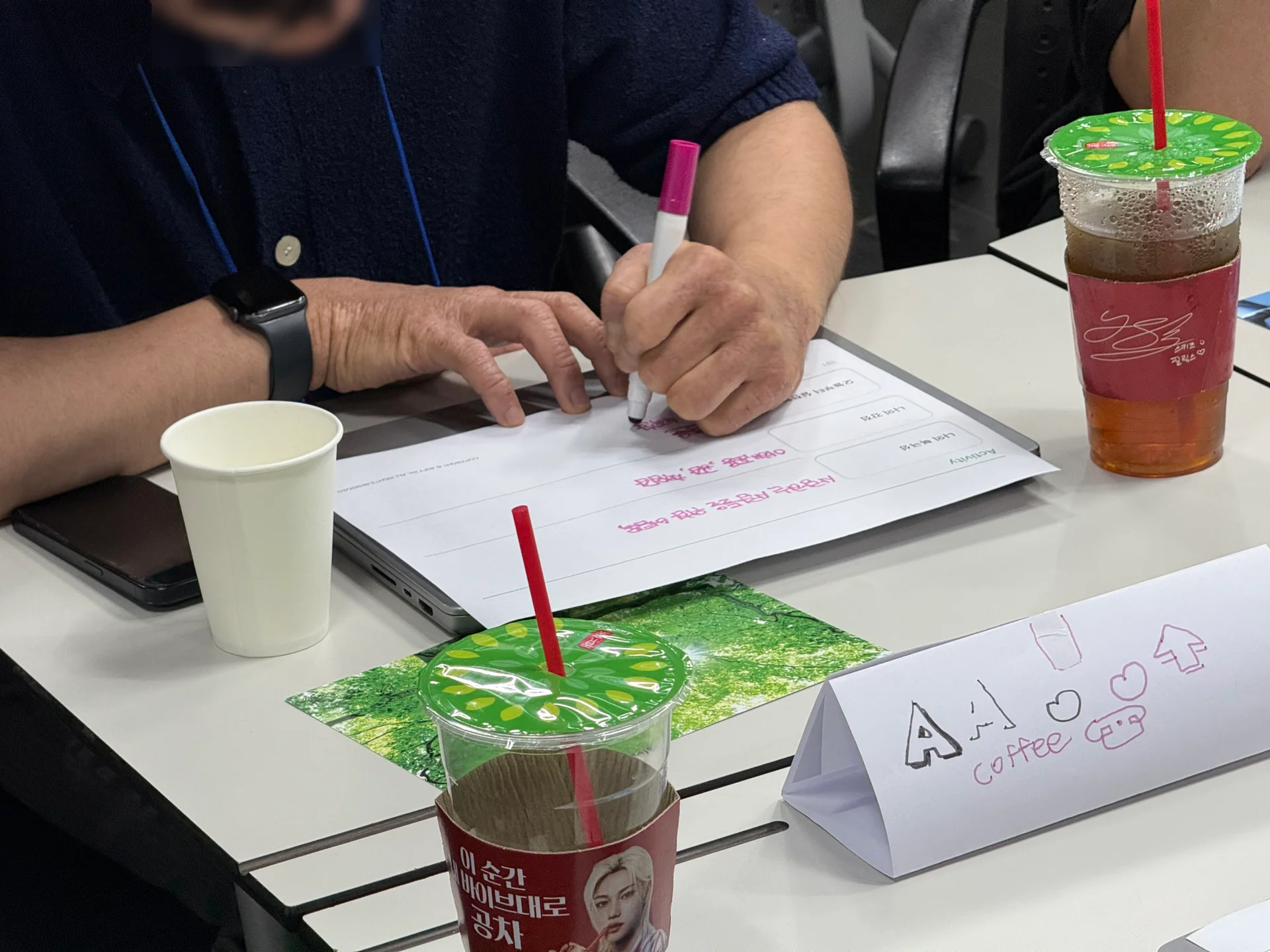 리더십 교육에 참가한 한 리더가 유인물에 자신의 생각을 작성하고 있다.