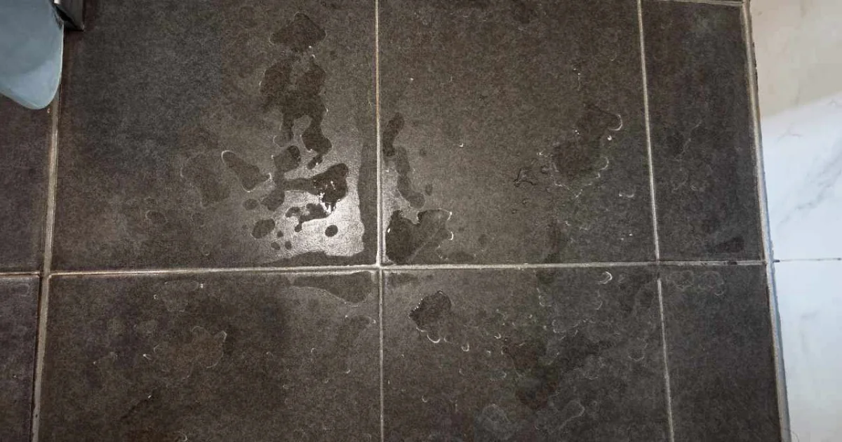 변색이 진행된 타일