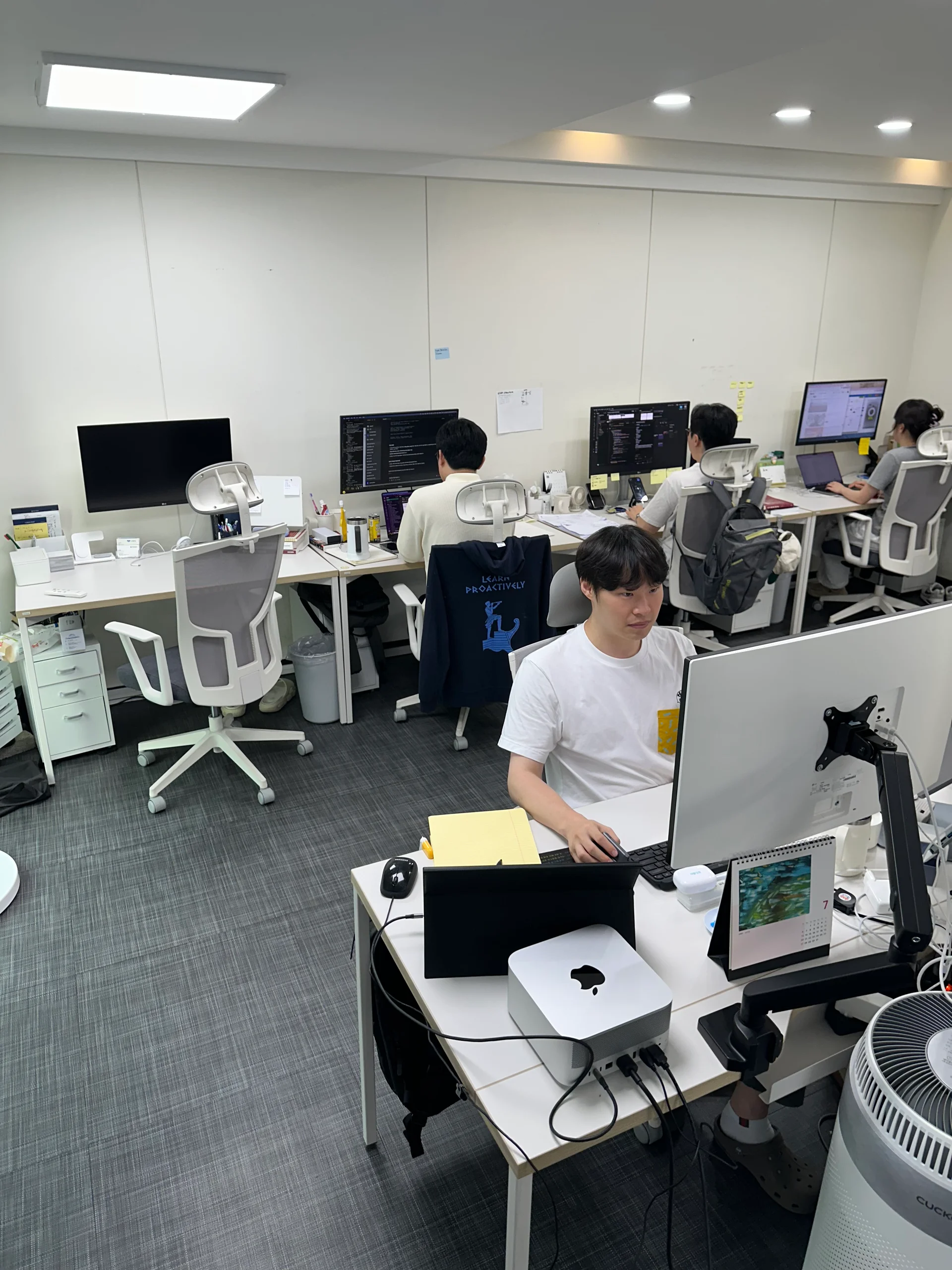 클리브 팀원들이 함께 몰입하며 일하는 모습