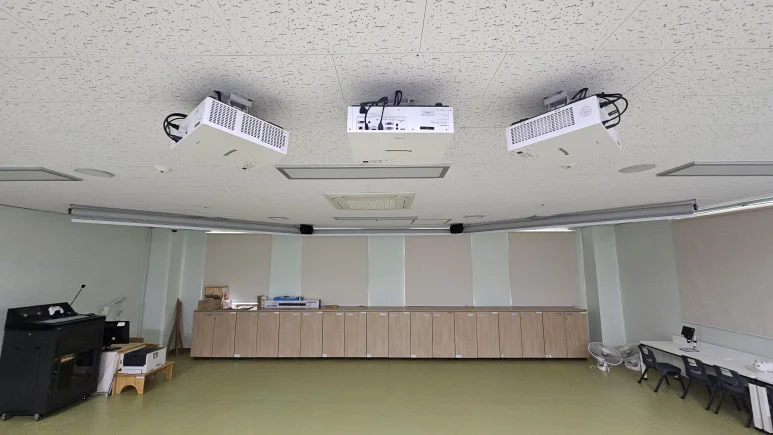 전동스크린을 올렸을때 3면의 모습