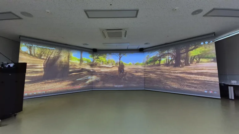 전동 스크린을 내렸을때 3면의 모습