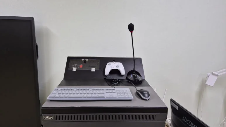 3면을 쉽게 조작할 수 있는 컨트롤러