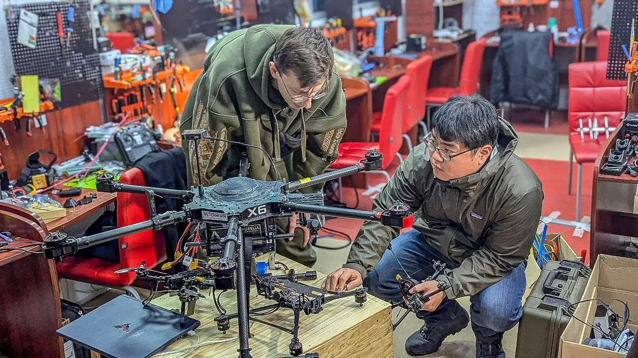 우크라이는 불리한 전세 역전을 위해 다양한 공격용 드론을 활용해 러시아에 반격을 가했다. 위 사진은 취재진이 우크라이나 드론 연구 및 생산관련 시설을 둘러보는 모습 .