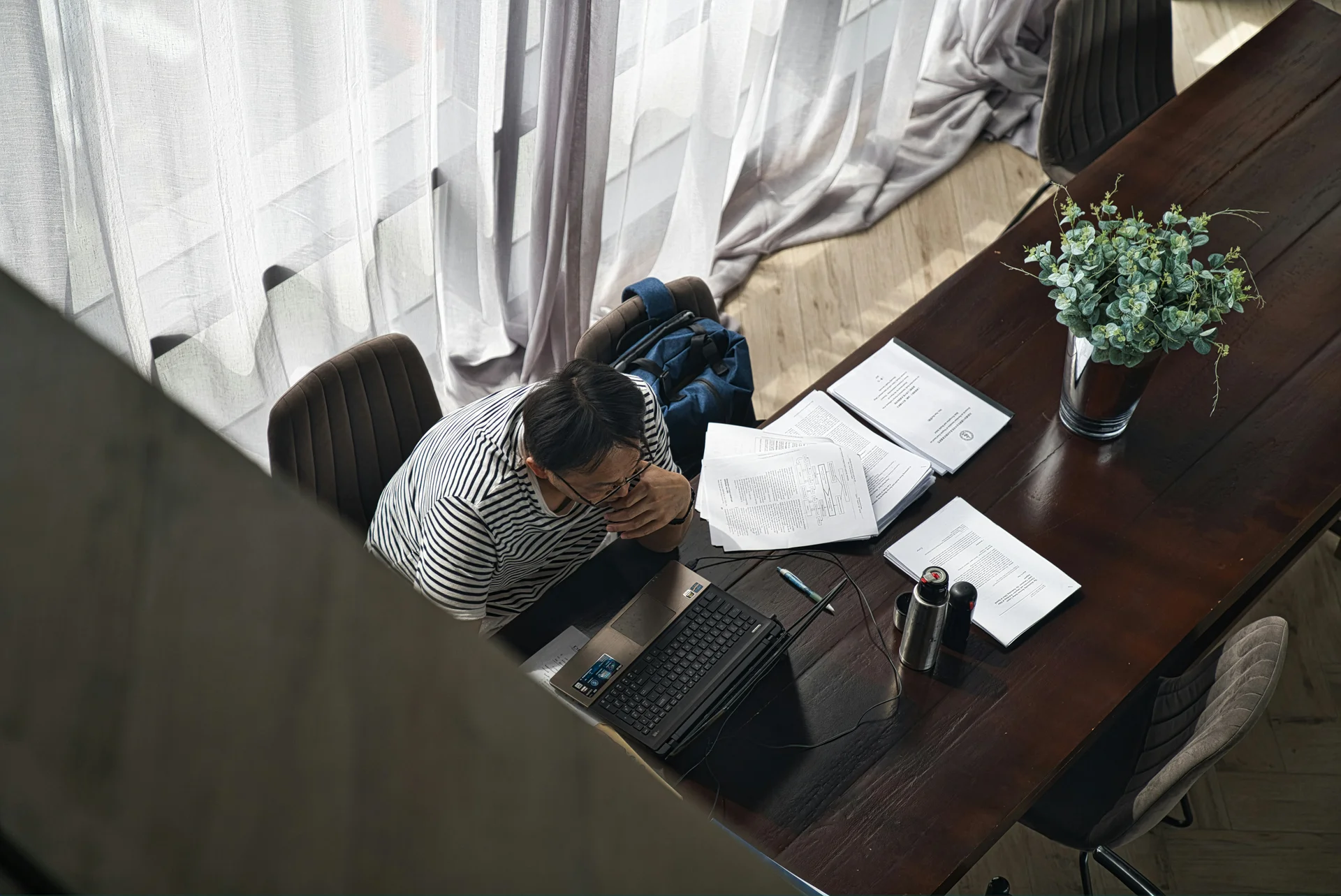 <img src="고민하는 CEO" alt="IT 기업의 리드 마그넷" />